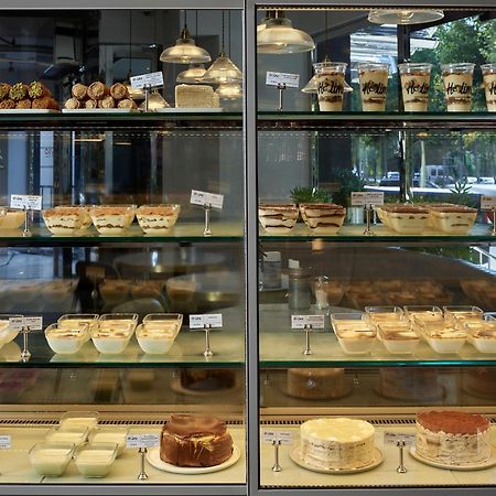Stayso The House Hotel اسطنبول المظهر الخارجي الصورة A display case of pastries