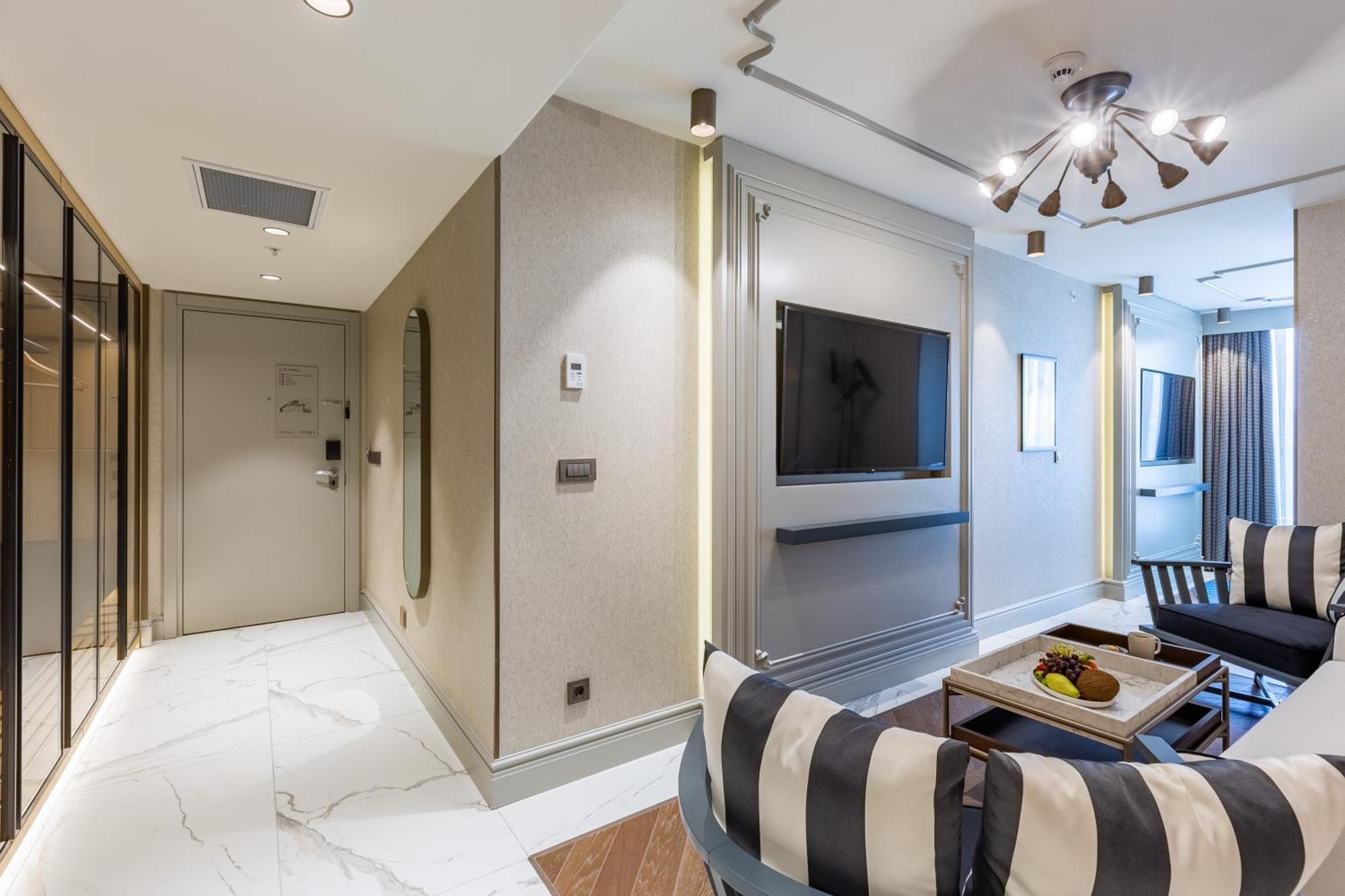 Stayso The House Hotel اسطنبول الغرفة الصورة Interior of a suite at the Mandarin Oriental