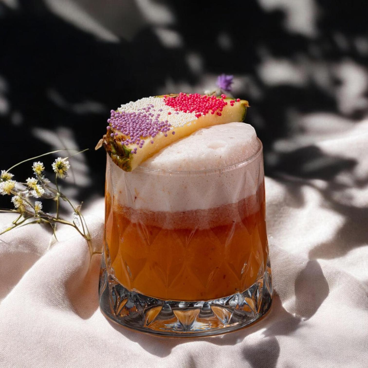 Stayso The House Hotel اسطنبول المظهر الخارجي الصورة A pineapple upside down cocktail